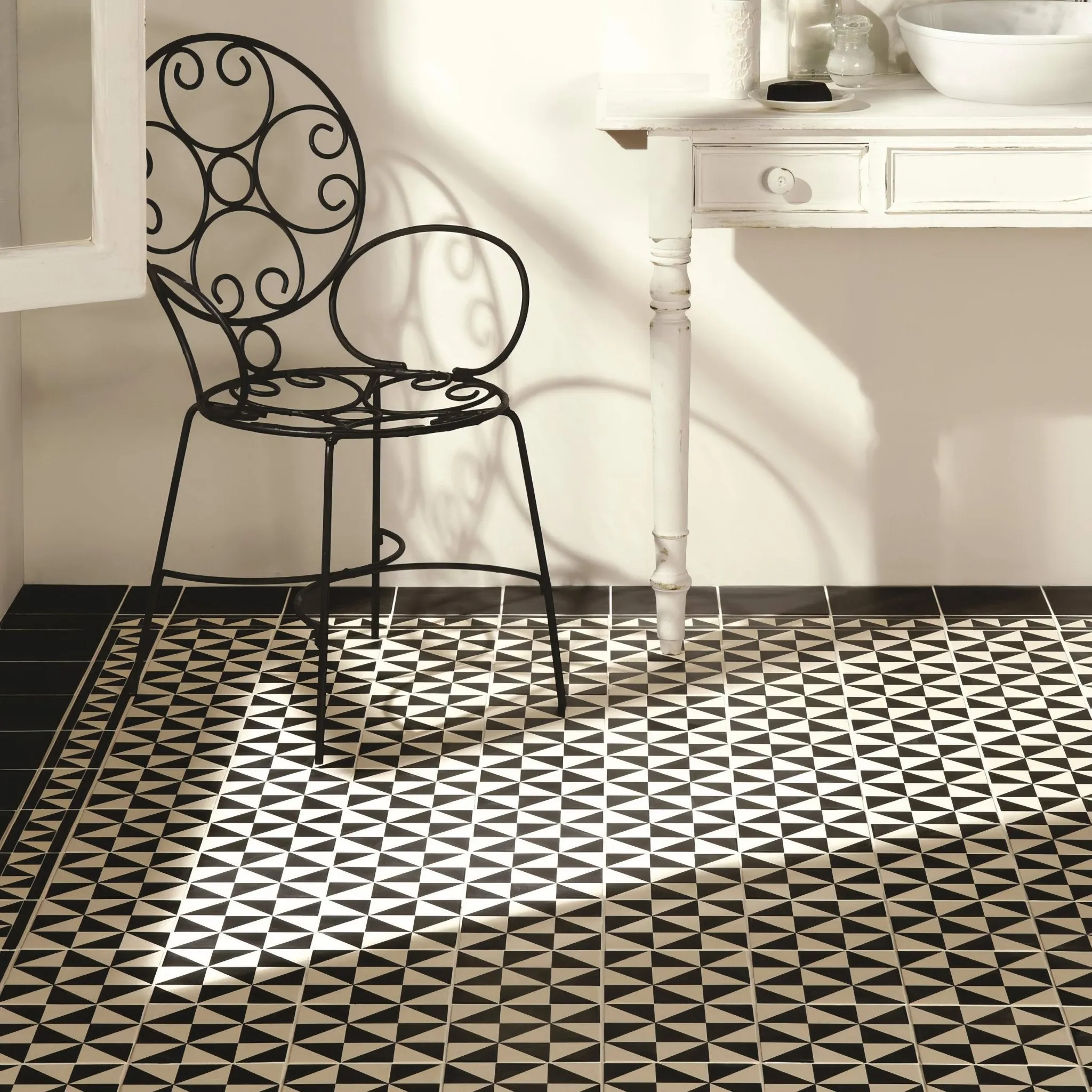 Avignon Black on Dover White