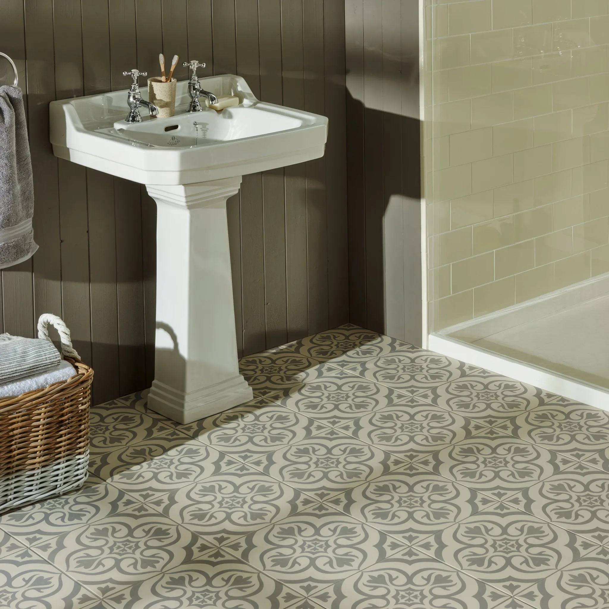 Knightshayes Light Grey on Chalk