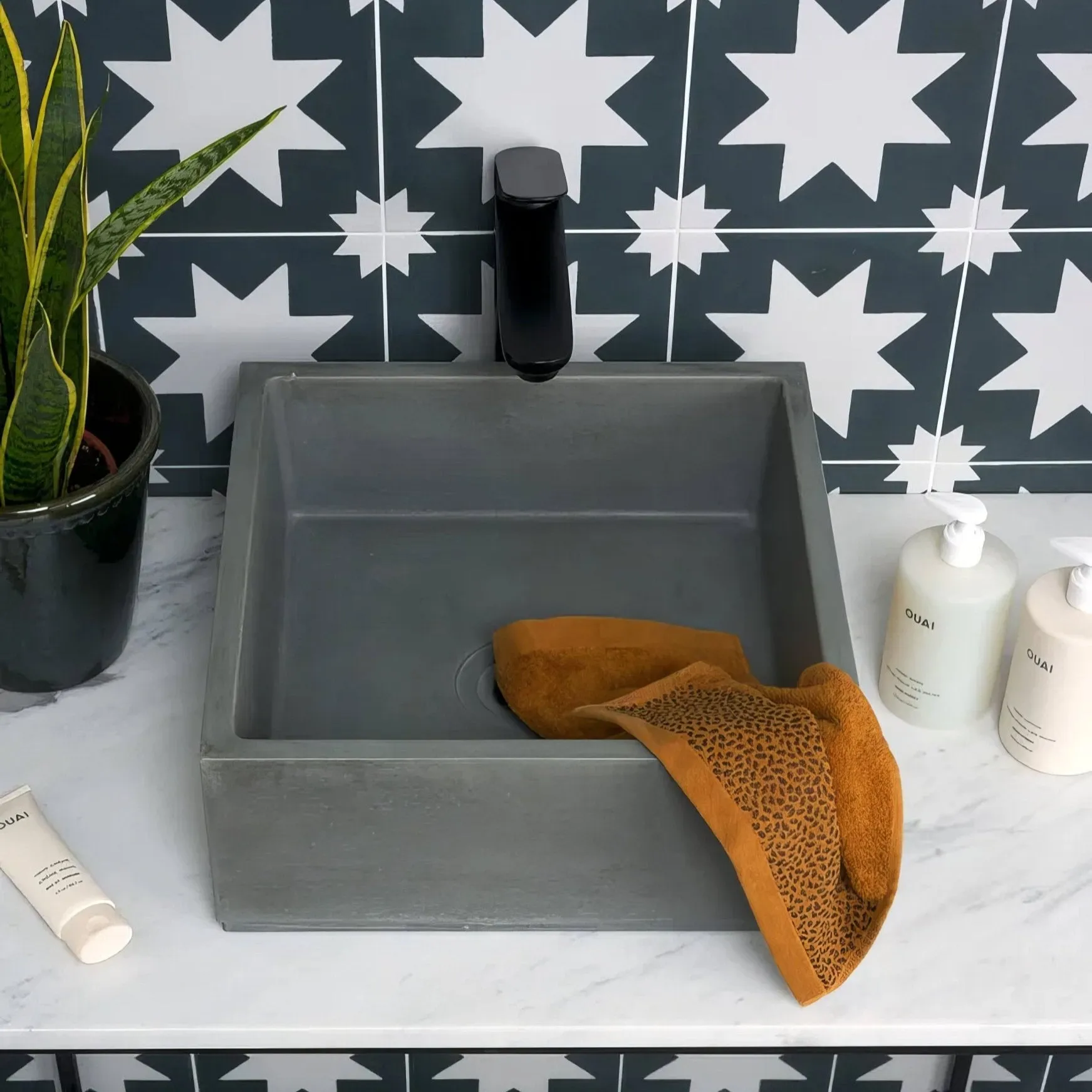 Memphis Porcelain Graphite