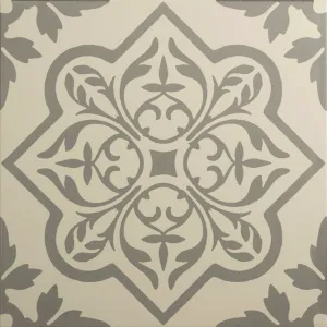 Pentillie Light Grey on Chalk